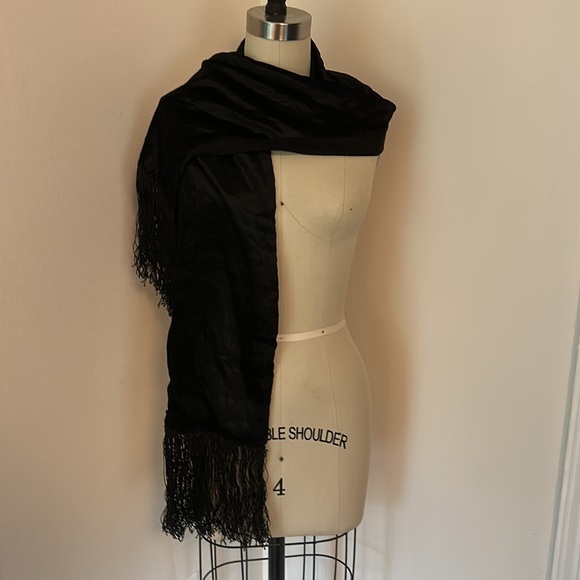 Black velour scarf with fringe, great accessory 🖤🖤🖤 - Picture 2 of 6